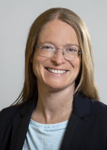 Official headshot of Prof. Dr. Christine Selhuber-Unkel.